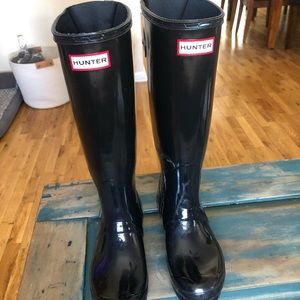 Black gloss hunter rain boots